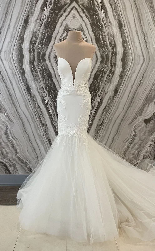 Deep Discounts Badgley Mischka Erika