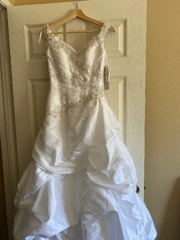 Year-End Clearance Demetrios 4230